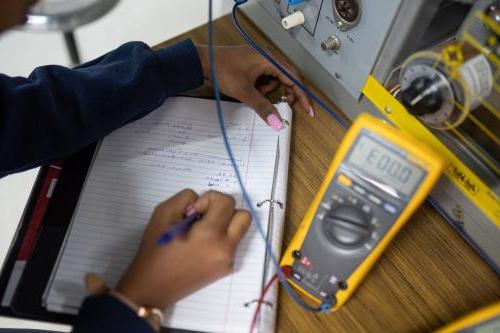 A student takes readings during a 电路 lab.